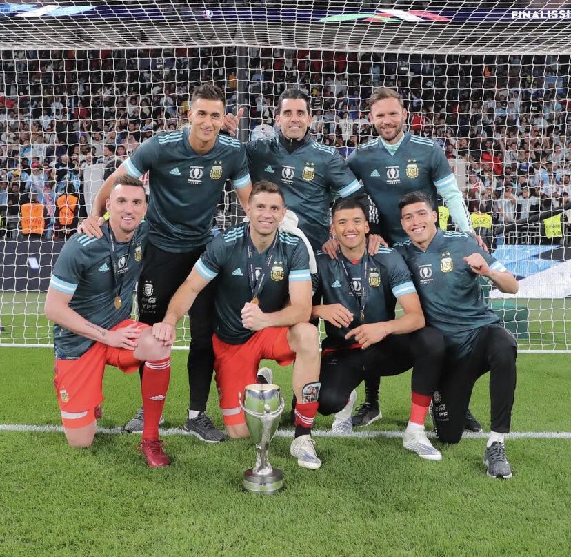 SmartGoalkeeper's tweet photo. 🧤🥅 “Goalkeeper Team” 🏆🇦🇷
✅ Ser un equipo dentro del equipo.
✅ Generalmente suele jugar 1, pero trabajan todos.
✅ Fundamental que todo EdP sea capaz de crear un buen ambiente de trabajo donde haga sentir importante a todos sus porteros.
#Finalissima https://t.co/Buhd74P6ET
