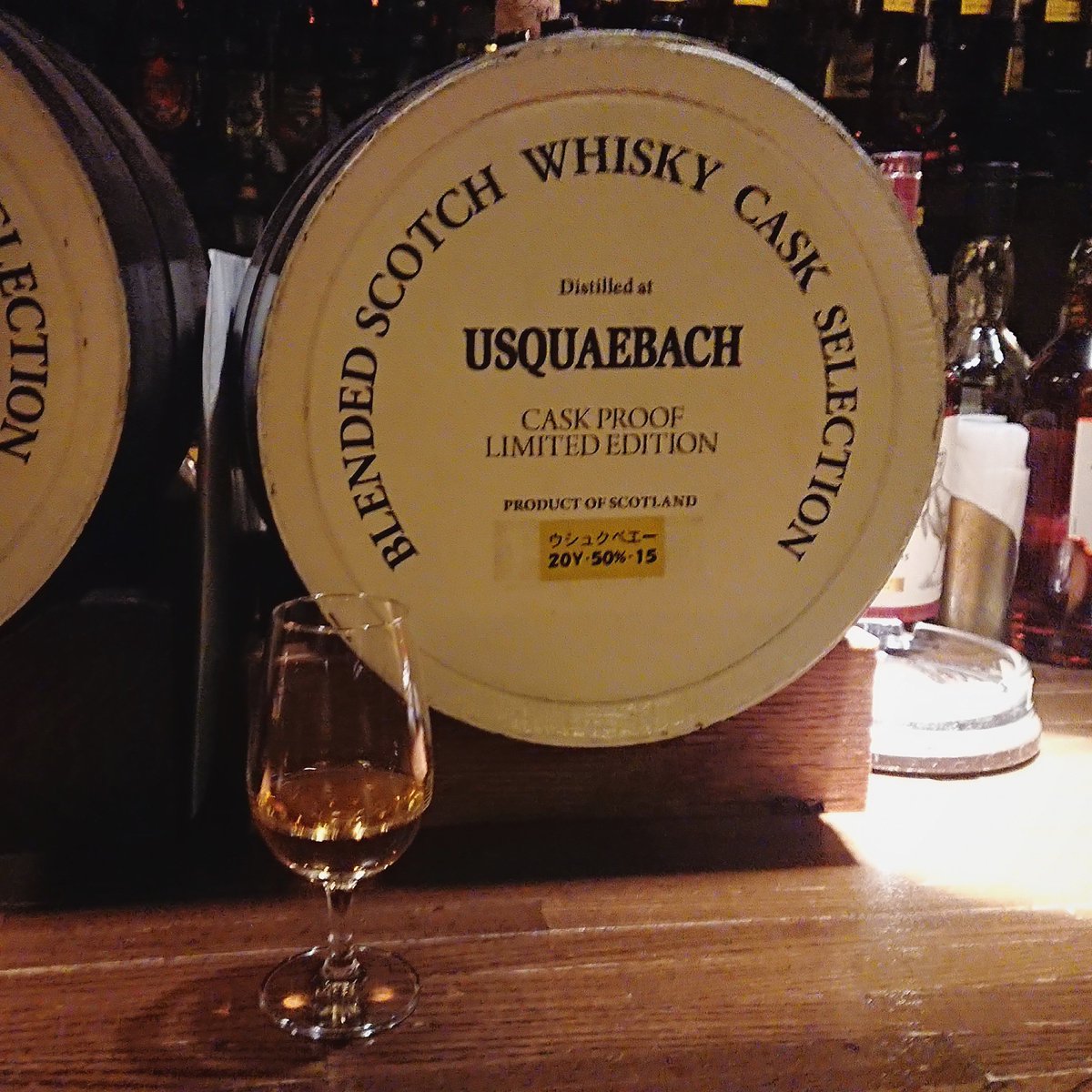 aka_ttaku's tweet image. 注ぎたてはアルコールも含め香りが強い強い。何が？じゃなく、全部強い。
工場用の糊のような香りが奥にいる。
微かに後半にチョコ感。
どこか人工感と自然な甘さが口の中でほどける。
蜜をぶっかけた廃材を経由しつつ。
#TWLC
#USQUAEBACH
