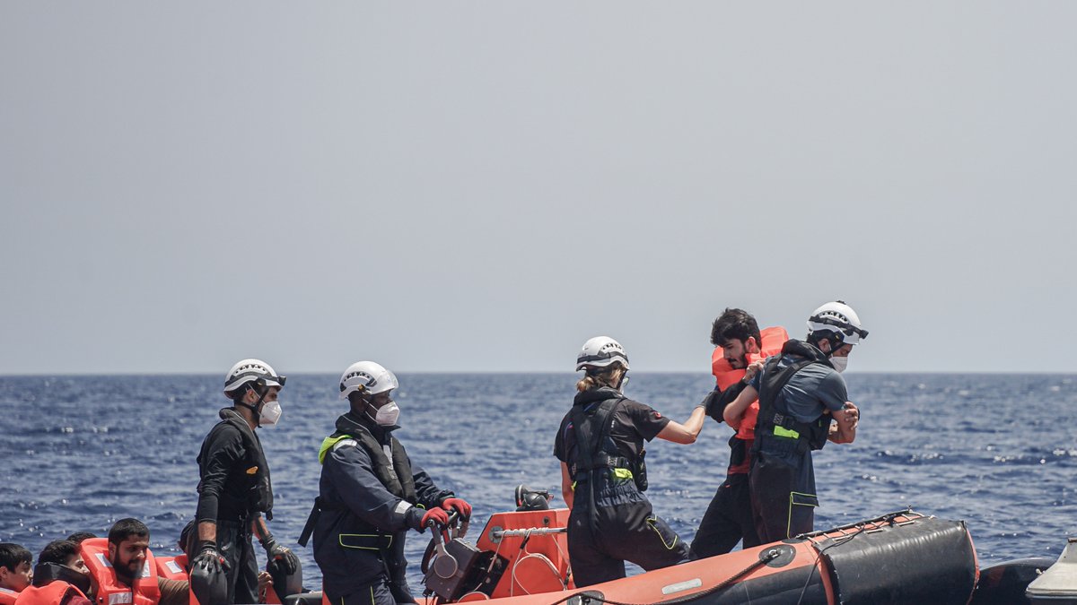 SeaWatchItaly's tweet photo. 🔴Seconda operazione in poche ore. L'equipaggio di #SeaWatch3 ha soccorso 25 persone a bordo di una piccola imbarcazione in difficoltà.

A bordo, adesso, sono 74 persone le persone salvate nel Mediterraneo. https://t.co/ZaktuTGpqx