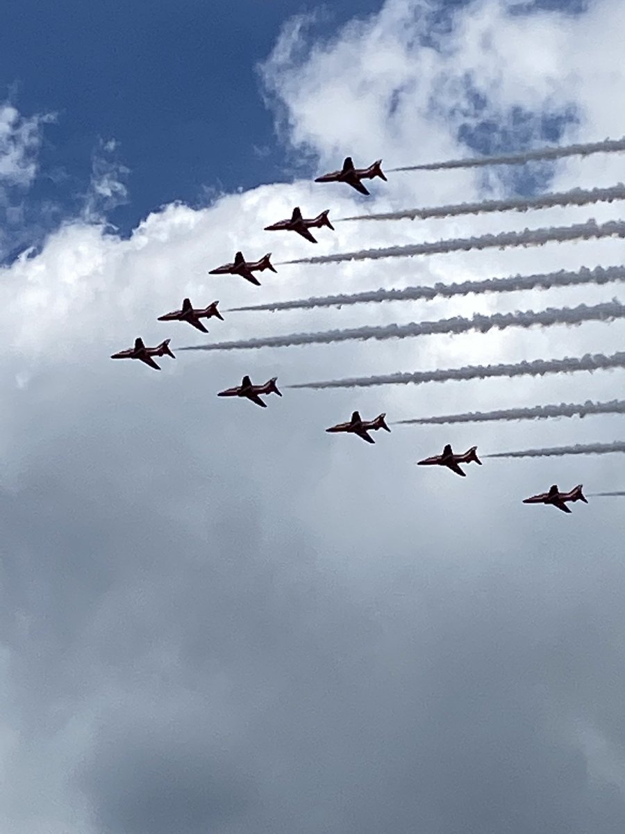 UALondonLegends's tweet photo. @UALondonLegends LHR ramp had a front row seat watching the Jubilee fly-past on their way to the palace.🇬🇧🇬🇧🇬🇧🎉🎉#JubileeCelebration @united @marisaatunited @NikosKaramanlis #beingunited @Patsyheathrow https://t.co/vdGNmlF0f1