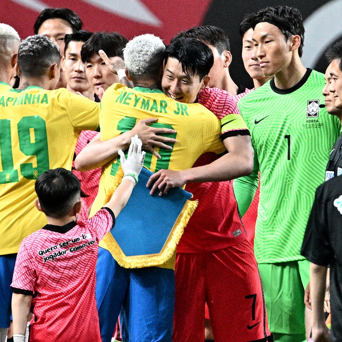 cahkkb's tweet photo. momentos do sonny com a seleção brasileira q eu achei por aqui pelo tt depois do amistoso de hoje.
segue o fio fml!! https://t.co/jeZQycmFBM