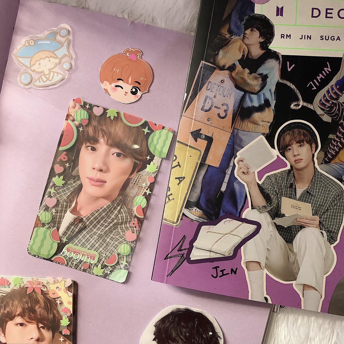 wetaebear's tweet photo. 💐— MY DECO KIT PCSs.. so pretty! the concept was really beautiful. i couldnt stop myself. what made it more memorable is, i pulled tae! jinnie was home last night sksksk I GOTTA HAVE HIM SINCE HE’S RELLY PRETTY 😭🫶🏻 when i look at em, it reminds me of a happy memory 🦋🤍 #BTS https://t.co/2mW1fNWkmT