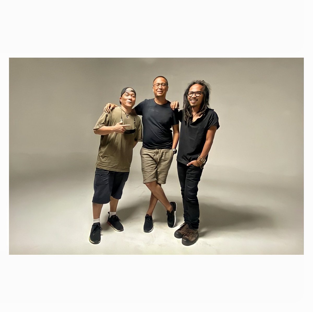 Iwa_Kusuma's tweet image. kalo Rock, HipHop, Metal
berkolaborasi dalam satu
karya, apakah genre-nya
akan bernama ROHIME? 🤪

#themaking
#videomusic
#sayapsayappatahOST