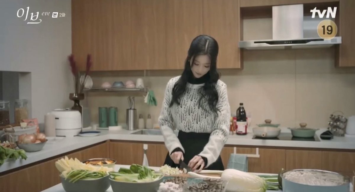 sincethesky's tweet photo. PRETTY LEE RAEL COOKING. YOU HAVE MY HEART #SEOYEAJI ❤️

#Eve #EveEp2 https://t.co/kBgcdYwSgv