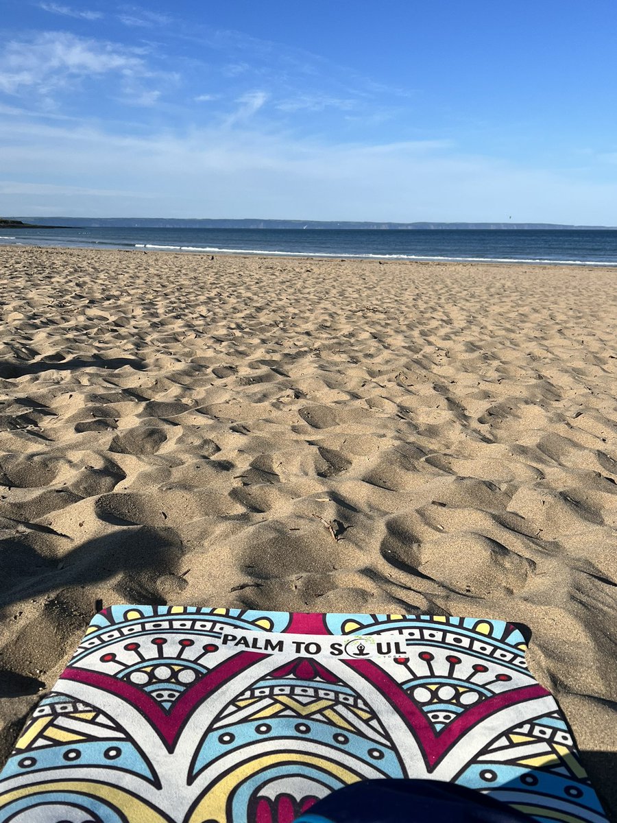 Beach yoga 🧘🏻‍♀️😎
