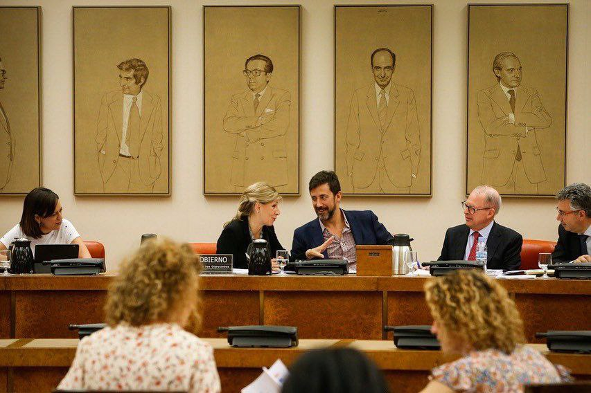 Podemos_Galicia's tweet photo. 😍 A nosa Ministra de Traballo, @Yolanda_Diaz_, compadeceu esta mañá na Comisión de Traballo presidida polo noso @AntonGomezReino.

Alí fixo balance dos bos datos do paro do mes de maio e dos avances que estamos a conseguir en materia laboral. https://t.co/rBXEQ0VhvO