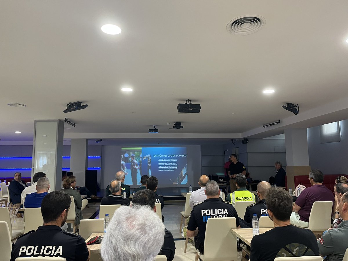 marcopspmi's tweet photo. #PolicíaPortuaria de #Palma junto a compañeros de otros cuerpos en la presentación del dispositivo electrónico de control #HUSHA🔫.
Ponencia impartida por el compañero @PedroGilSPPLB 💪
#SeguridadPública https://t.co/c1YIVZoa1l