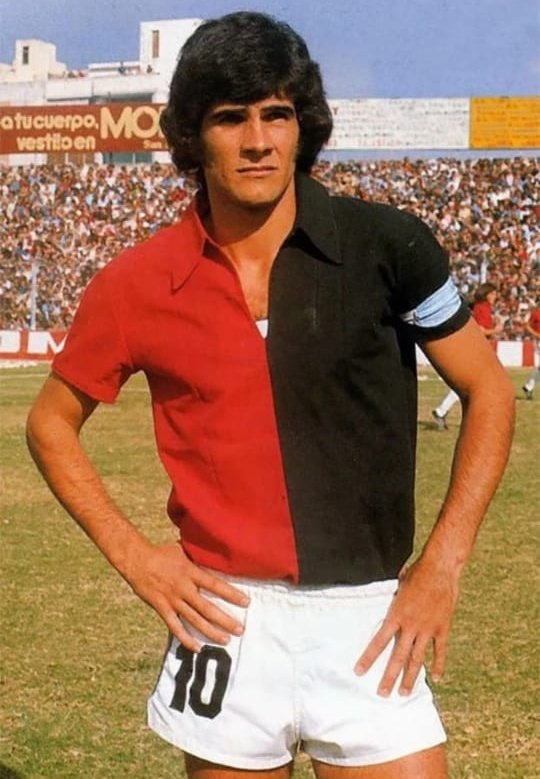 cabrerahercap's tweet photo. A 48 años de la gloria eterna, @copes_pablo no se iba a quedar afuera de darle una sonrisa a algún Leproso sorteando la réplica de la camiseta de Marito Zanabria. Si, participas con un solo RT. Daleeee https://t.co/smtzci6nPt