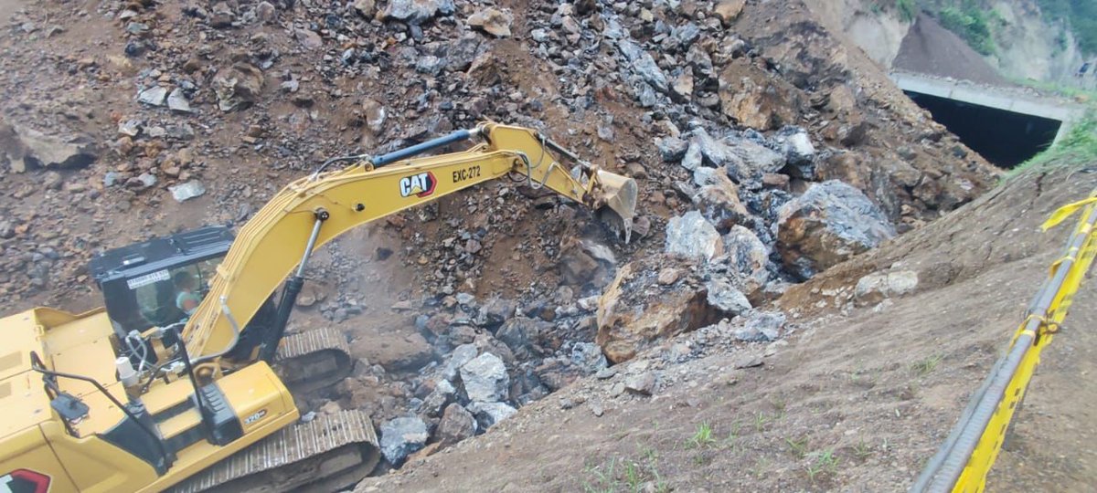 AutopistasUraba's tweet photo. Señor usuario, cierre de la vía por caída de material en el Km 29+380 sector Peñas Blancas UF1 del municipio de Uramita, en este momento se encuentra maquinaria en el sitio haciendo la remoción del material, tan pronto se habilite de nuevo la vía se estará informando. https://t.co/avxUxrzJDg