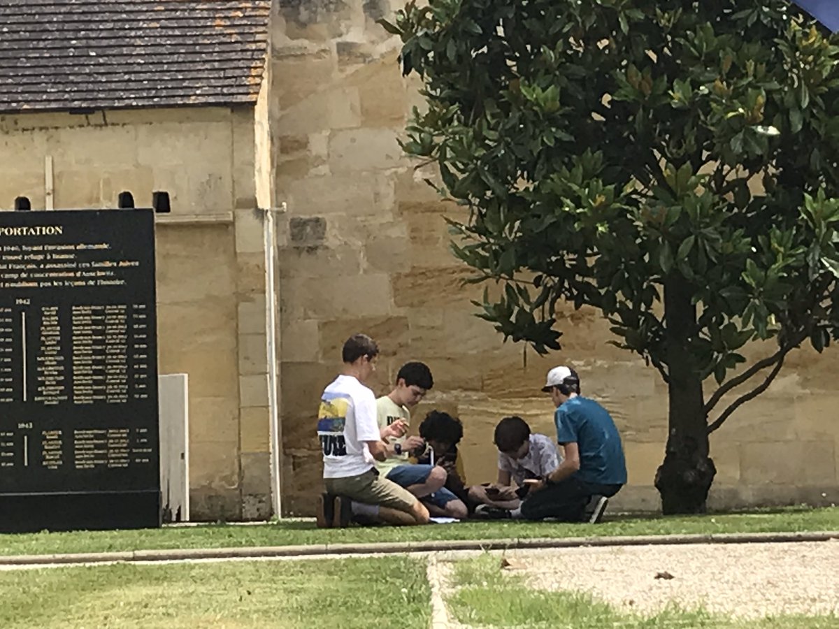 Blanche_MeJ's tweet image. Mais que font ces collégiens au pied des monuments de Branne ? Des mathématiques bien sûr !
#mathcitymap