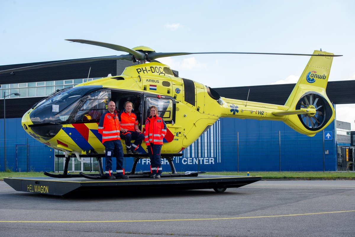 De vier Mobiele Medische Teams (MMT’s) in Nederland dragen vanaf donderdag 2 juni nieuwe dienstkleding. De nieuwe kleding is comfortabel in verschillende omstandigheden en voldoet aan alle veiligheidseisen. 
traumacentrumzwn.nl/nieuws/mobiele…
#LL2 #MMT Fotocredits: Roy Heijstek