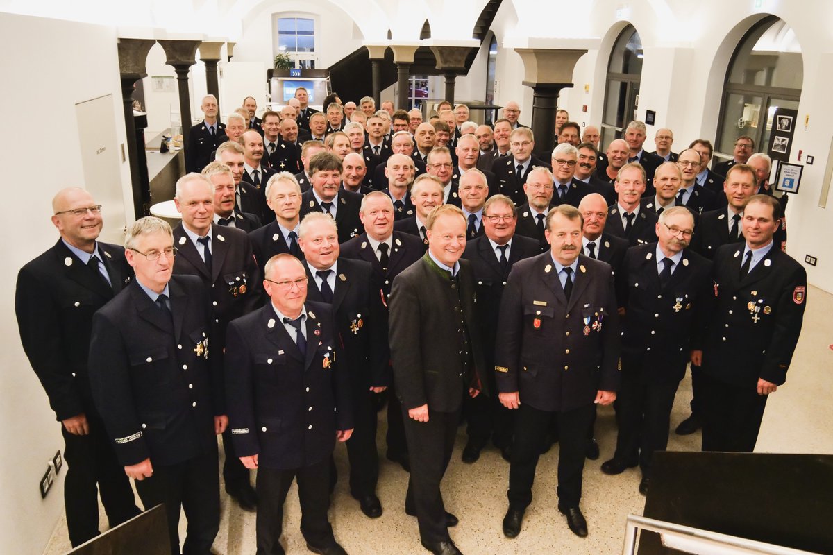 KreisEbersberg's tweet photo. Zwei Jahre musste die traditionelle Feuerwehrehrung des Landkreises wegen Corona ausfallen. Gestern war es endlich wieder so weit. 192 Feuerwehrler und heuer auch 2 Feuerwehrlerinnen wurden für ihren langjährigen freiwilligen Einsatz für uns alle geehrt. https://t.co/ajRPJYpQLK