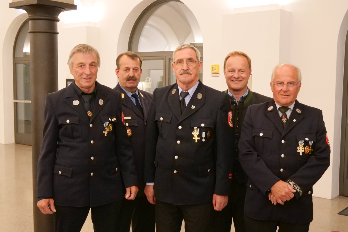 Zwei Jahre musste die traditionelle Feuerwehrehrung des Landkreises wegen Corona ausfallen. Gestern war es endlich wieder so weit. 192 Feuerwehrler und heuer auch 2 Feuerwehrlerinnen wurden für ihren langjährigen freiwilligen Einsatz für uns alle geehrt.