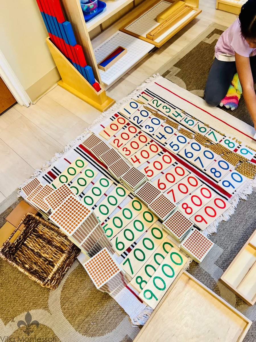 VMPLeesburg's tweet image. Children get a concrete understanding of units, tens, hundreds, and thousands with the Golden Beads!
#montessori #decimalsystem #math #goldenbeads #leesburgva
