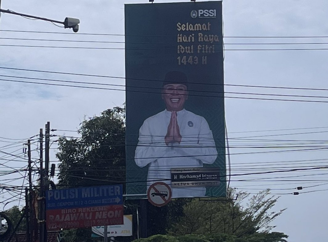 AlionelMessi_'s tweet photo. Ada logo PSSI-nya. Pertanyaannya, karena logo PSSI itu, apakah pemasangan baliho besar di kawasan JAWA BARAT ini memakai anggaran PSSI? 😀
Ruwet. Kabel2nya. 😂 https://t.co/OYKvaKbLfG