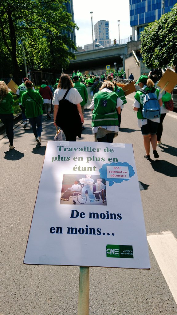 IantheGhaye's tweet photo. Sterke betoging met véél strijdbaarheid van de #WitteWoede. "Meer tijd, meer kwaliteit, meer personeel, meer loon" 📢
Met talloze getuigenissen van werkers in de #zorg over de werkdruk, het personeelstekort, het gebrek aan respect. 👉 Nooit meer terug naar business as usual. https://t.co/Uh8voORcX9