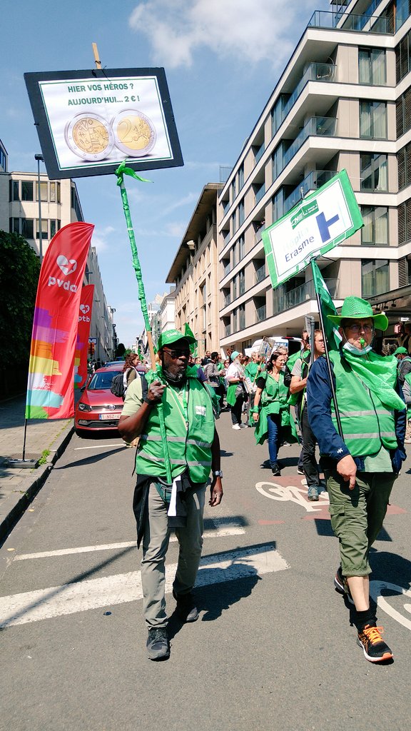 IantheGhaye's tweet photo. Sterke betoging met véél strijdbaarheid van de #WitteWoede. "Meer tijd, meer kwaliteit, meer personeel, meer loon" 📢
Met talloze getuigenissen van werkers in de #zorg over de werkdruk, het personeelstekort, het gebrek aan respect. 👉 Nooit meer terug naar business as usual. https://t.co/Uh8voORcX9