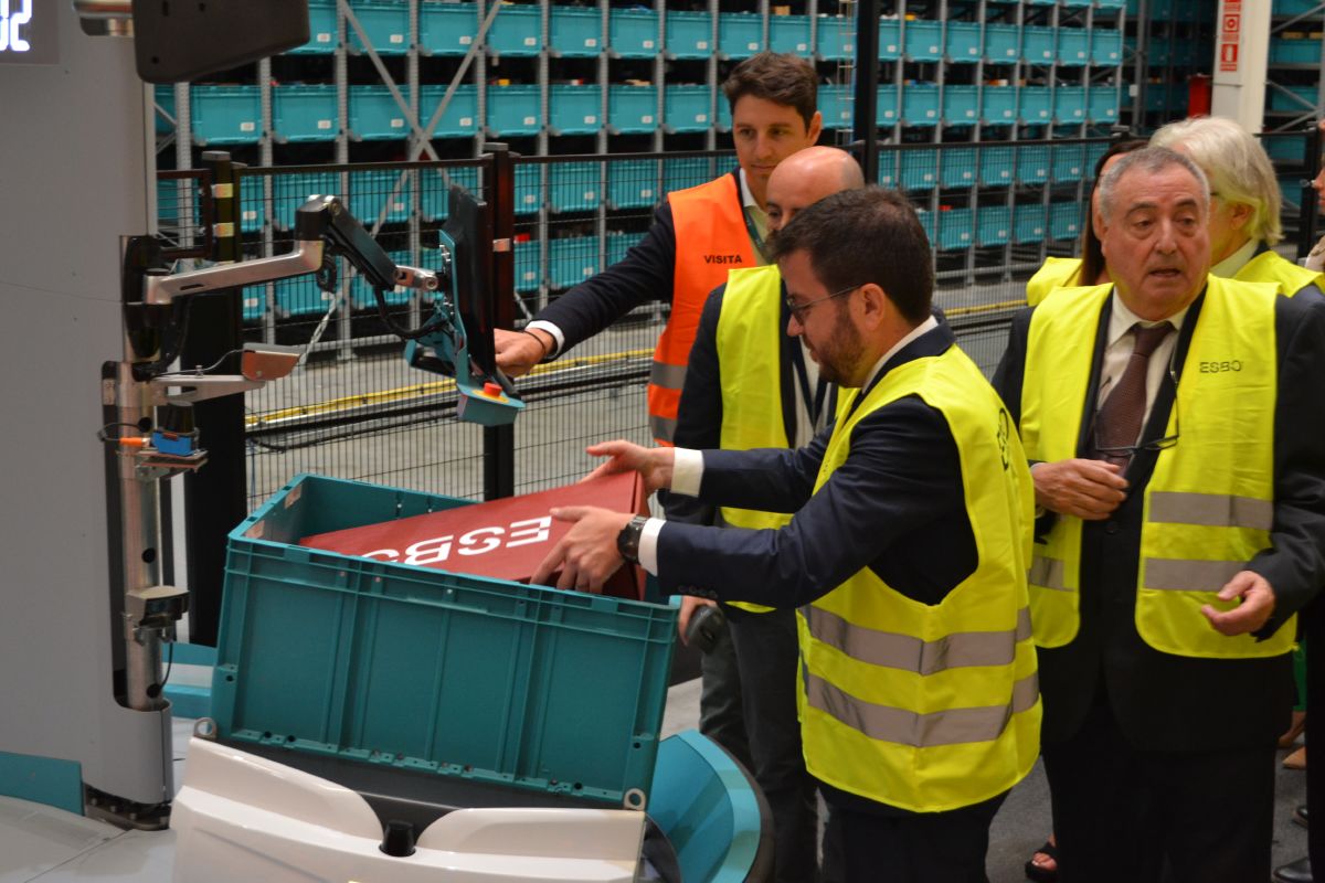 naciomanresa's tweet photo. 📸 Flaix de fotos | Inauguració del sistema «skypod» en la logística de la sallentina @EsboLogistic  https://t.co/3bQs9qpP05 https://t.co/pGNh7M20hU