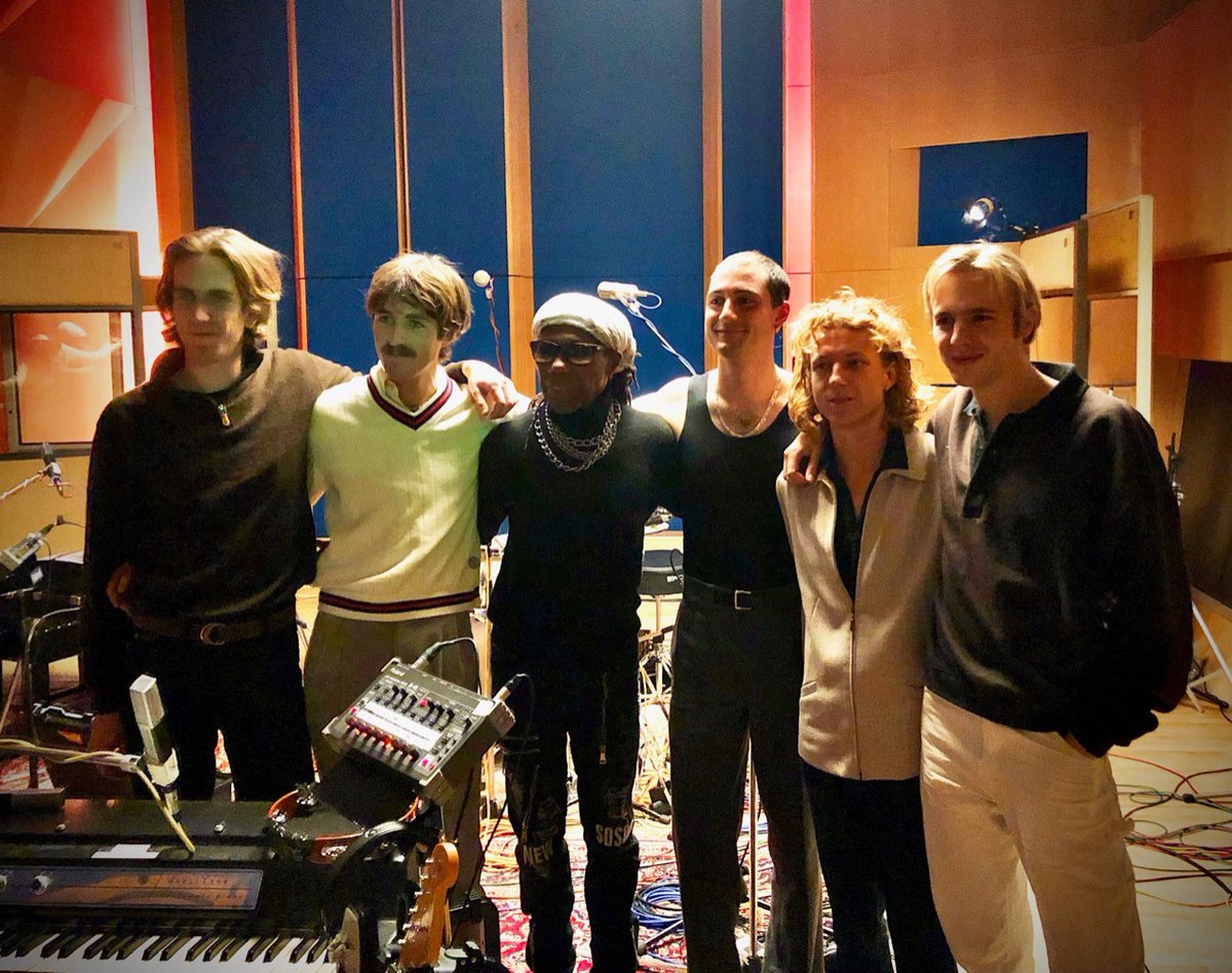 So the @AbbeyRoad session is officially up on YouTube now, you can go watch it! Met the king, played in the studio of dreams, all in a day. Xx parcels.lnk.to/abbeyroadstudi…