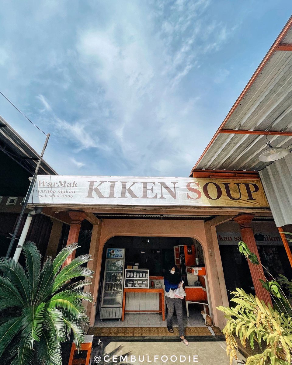 gembulfoodie's tweet photo. Pindahnya cukup jauh juga, tapi karena penasaran akhirnya sampai juga. Pantes aja sih banyak yang langganan, rasanya enak, porsinya banyak, dan harga 10 ribu sampai 20 ribuan aja https://t.co/SusqIuI7yc