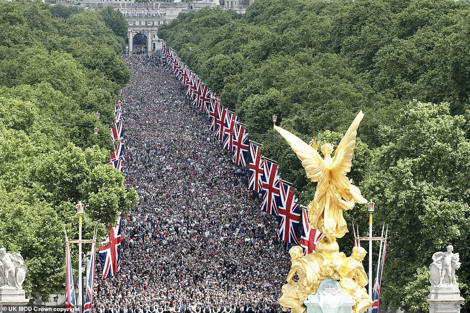 Amazing. I think it's safe to say we won't become a Republic anytime soon. 🇬🇧 #platinumjubilee