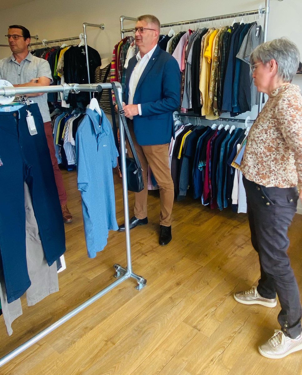 JeanMarieFIEVET's tweet photo. Implantée depuis début avril 2022, à Bressuire, Seconde Vie est une boutique permettant l’achat de vêtement d’occasion, gérée par Madame Gaufreteau. 🌍 A la fois économique et écologique, cette démarche s’inscrit dans l’air du temps pour le bonheur de tous ! 💶 https://t.co/qClrNrQt3o
