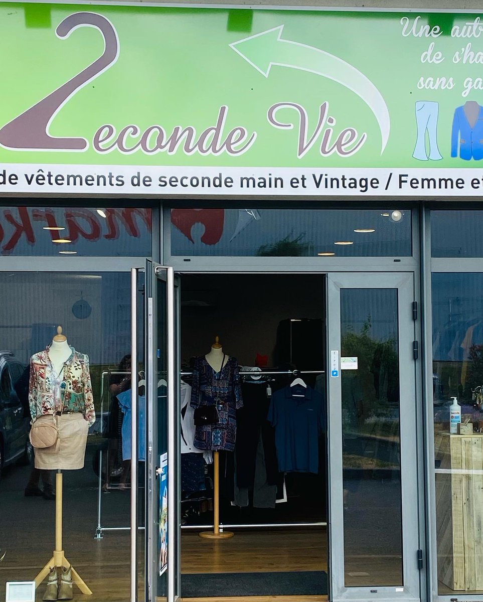 JeanMarieFIEVET's tweet photo. Implantée depuis début avril 2022, à Bressuire, Seconde Vie est une boutique permettant l’achat de vêtement d’occasion, gérée par Madame Gaufreteau. 🌍 A la fois économique et écologique, cette démarche s’inscrit dans l’air du temps pour le bonheur de tous ! 💶 https://t.co/qClrNrQt3o