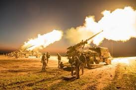 93eRAM's tweet image. L’étendard du régiment a été décoré hier de la croix de la valeur militaire avec étoile d’argent pour son engagement en Irak contre l’Etat islamique. De roc et de feu ! #93ram