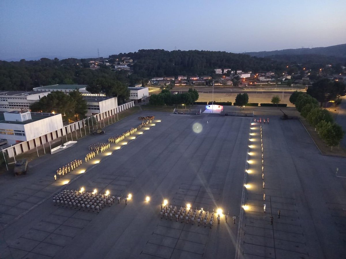 93eRAM's tweet image. L’étendard du régiment a été décoré hier de la croix de la valeur militaire avec étoile d’argent pour son engagement en Irak contre l’Etat islamique. De roc et de feu ! #93ram