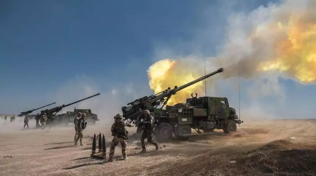 93eRAM's tweet image. L’étendard du régiment a été décoré hier de la croix de la valeur militaire avec étoile d’argent pour son engagement en Irak contre l’Etat islamique. De roc et de feu ! #93ram
