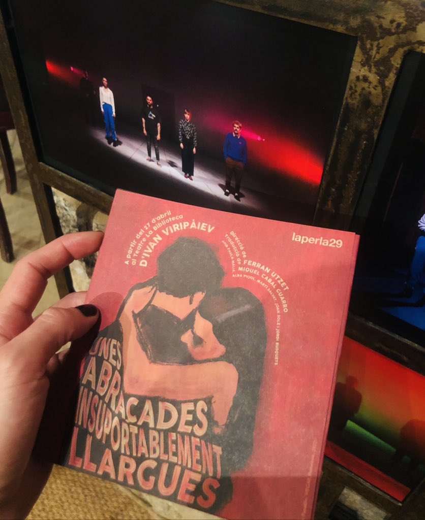 Ahir vaig poder submergir-me en la delicada melassa d’”Unes abraçades insuportablement llargues”. Afinadíssima direcció de <a href="/ferranutzet/">Ferran Utzet</a> i intèrprets immensos. #joansolemarti, <a href="/paula_malia_/">Paula Malia</a> <a href="/alba_pujol/">alba pujol egea</a> <a href="/martisalvat/">Martí Salvat</a> #jordibusquets. 🔥