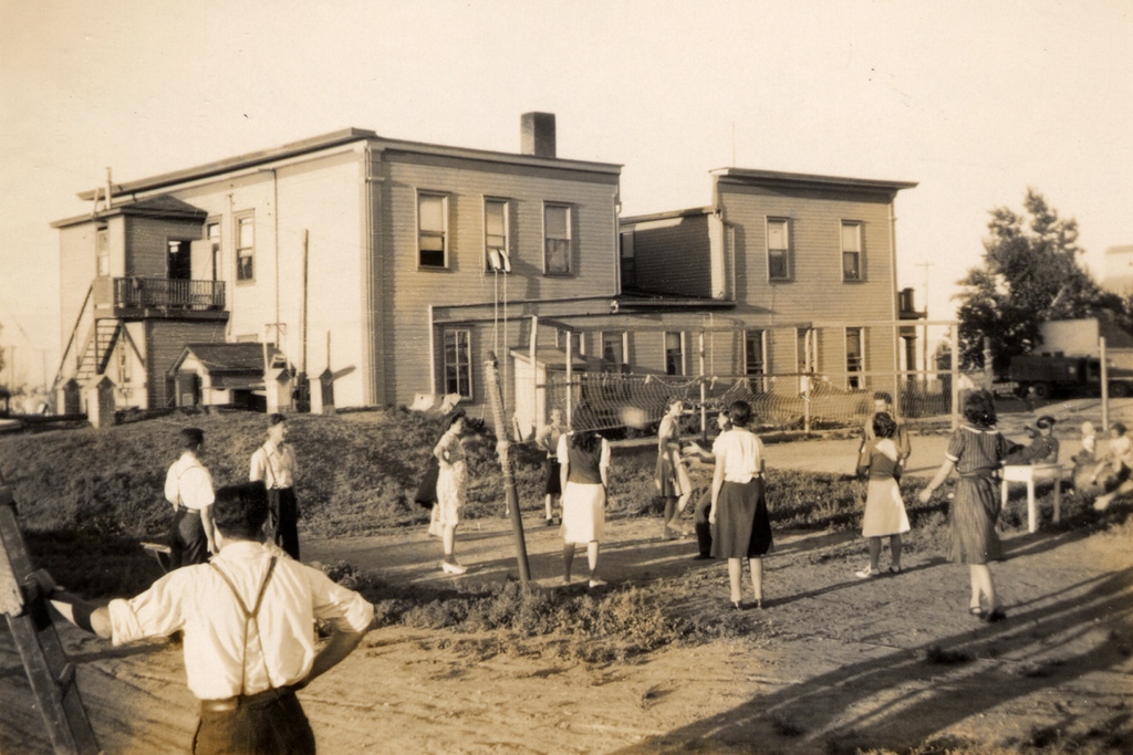 CanILConnect's tweet image. Wycliffe and SIL have been active in Canada for way longer than just CanIL! Pictured here are participants in that program playing volleyball behind a hotel in Briercrest, SK, used for the Canadian SIL program in 1945.

#linguistics #training #translation #TBT #throwbackthursday