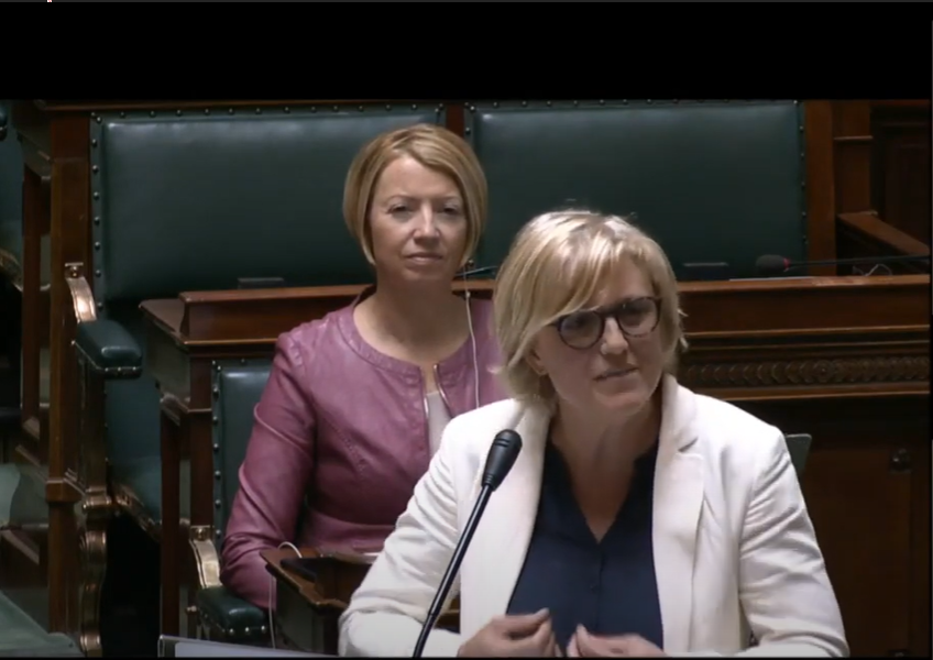 PVDAinDeKamer's tweet photo. "Een dag voor de betoging van de #wittewoede geeft minister Vandenbroucke met veel bombarie een persconferentie om mee te delen dat de federale zorgverleners een premie van €400 bruto krijgen. Ik kon mijn oren niet geloven. Denkt u echt dat dat de oplossing is?" @Sofie_Merckx https://t.co/7Hw4uixXdZ