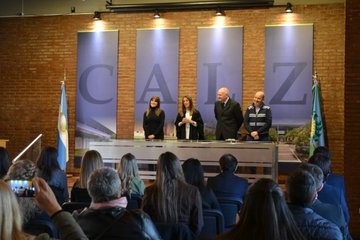 calzlomas's tweet photo. 📌Los nuevos matriculados recibieron su credencial en la ceremonia de jura encabezada por la Dra. @VickyLorences, presidenta del #CALZ, acompañada por el vicepresidente II, Dr. Marcelo Pérez, la prosecretaria, Dra. Mónica Del Bene, y el consejero Dr. José Luis España https://t.co/IkKQlGSerZ
