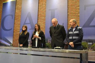 calzlomas's tweet photo. 📌Los nuevos matriculados recibieron su credencial en la ceremonia de jura encabezada por la Dra. @VickyLorences, presidenta del #CALZ, acompañada por el vicepresidente II, Dr. Marcelo Pérez, la prosecretaria, Dra. Mónica Del Bene, y el consejero Dr. José Luis España https://t.co/IkKQlGSerZ