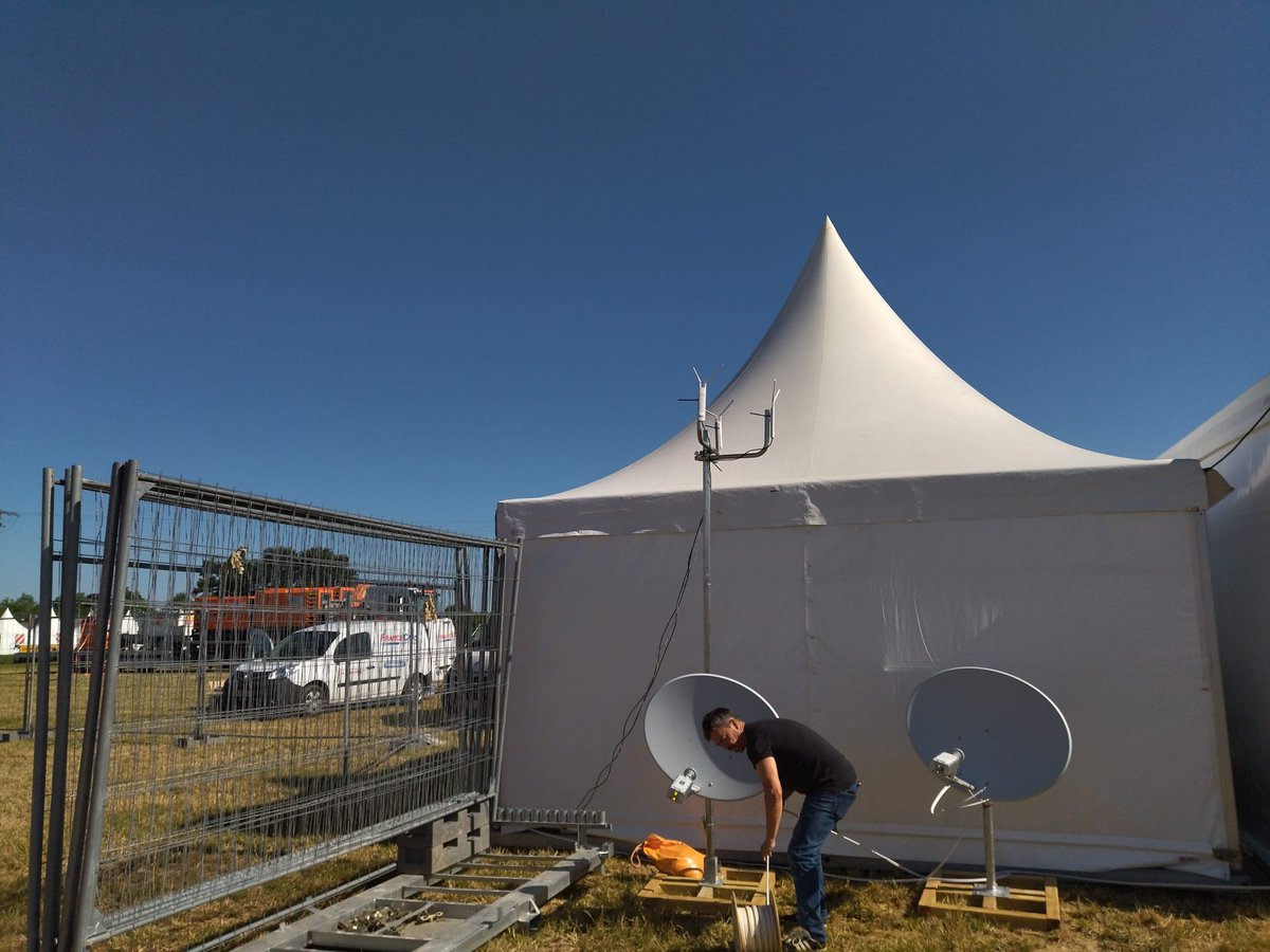 Numerisat73's tweet photo. Mercredi, notre équipe @Numerisat73  s'est déplacée à la #Mayenne afin d'alimenter en #Internet Haut Débit le salon de Agrial qui aura lieu ce week-end.🚜👨‍🌾
En collaboration avec M2 Events Group, le salon proposera ainsi un accès wifi performant sur une surface de 10 hectares🌾🌐 https://t.co/aNX6gfvzLu
