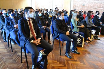 calzlomas's tweet photo. 📌Los nuevos matriculados recibieron su credencial en la ceremonia de jura encabezada por la Dra. @VickyLorences, presidenta del #CALZ, acompañada por el vicepresidente II, Dr. Marcelo Pérez, la prosecretaria, Dra. Mónica Del Bene, y el consejero Dr. José Luis España https://t.co/IkKQlGSerZ