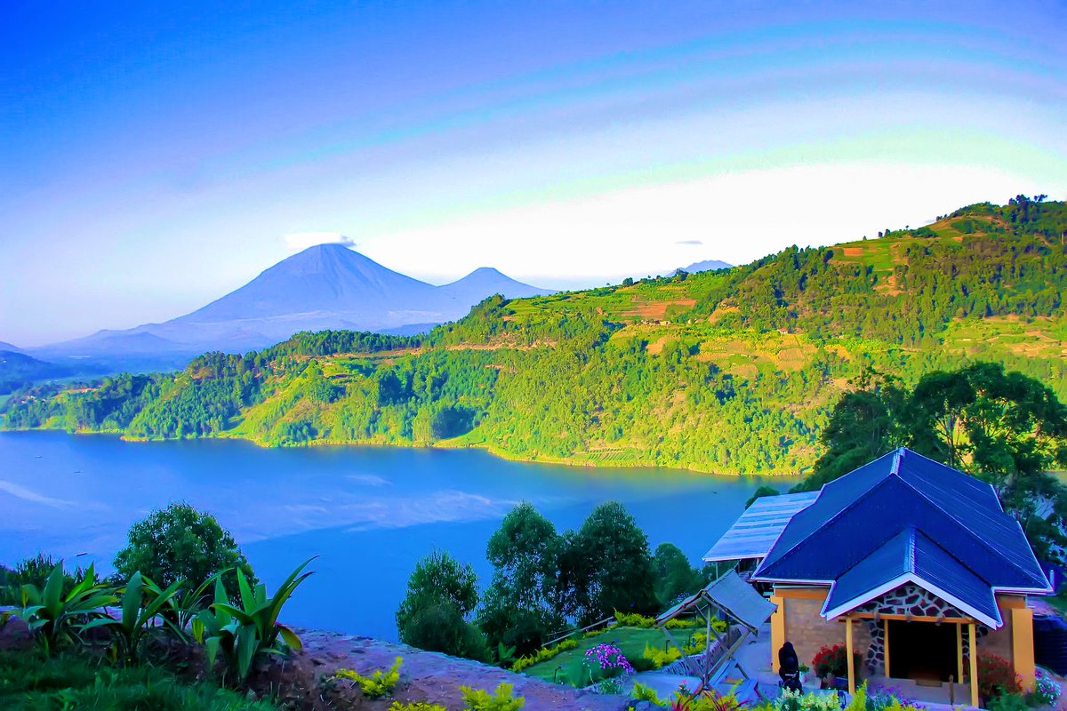 UgandaWaka's tweet photo. Lake Mulehe Gorilla Lodge is a midrange facility which offers accommodation to the travelers offering spectacular views of Lake Mulehe and the mountains Muhabura, Mgahinga and Sabinyo.

https://t.co/lKvOT71YZB

📸 Courtesy

#Ugandawaka #ExploreUganda #VisitKisoro https://t.co/BzzNANO5Vz