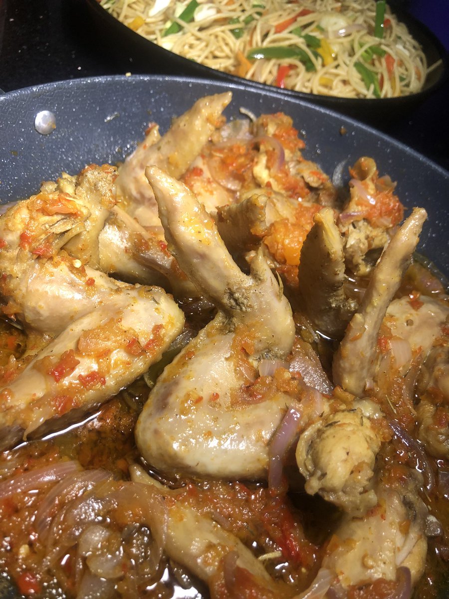 ChefDCookhouse's tweet image. Hi dearies. 🥳🥳🥳
It’s Thursday today meaning it’s throwback Thursday, lemme take you back to this stir fry spaghetti deliciousness I made earlier this week.
Please share what you think about this meal. Would you buy if I did a lunch pack of this with either chicken or turkey?