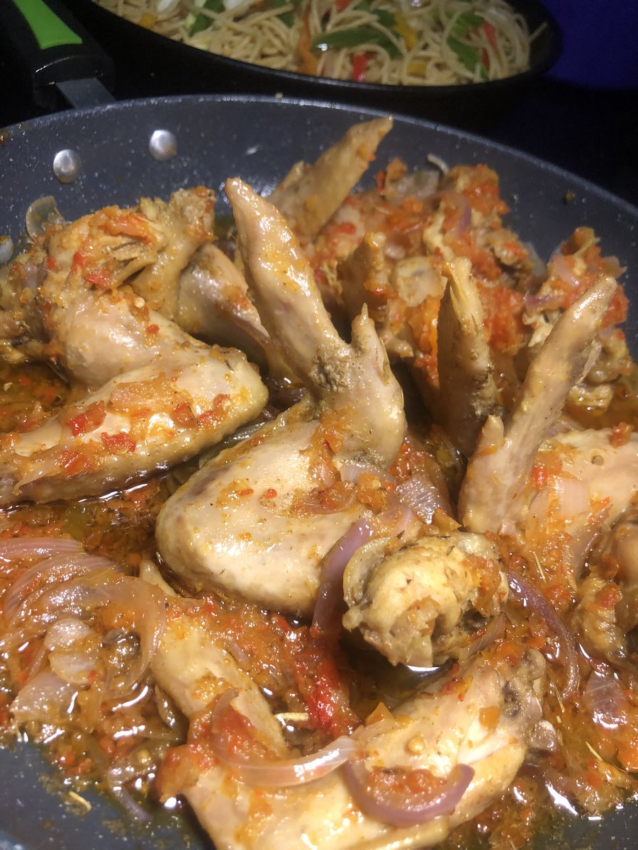 ChefDCookhouse's tweet image. Hi dearies. 🥳🥳🥳
It’s Thursday today meaning it’s throwback Thursday, lemme take you back to this stir fry spaghetti deliciousness I made earlier this week.
Please share what you think about this meal. Would you buy if I did a lunch pack of this with either chicken or turkey?