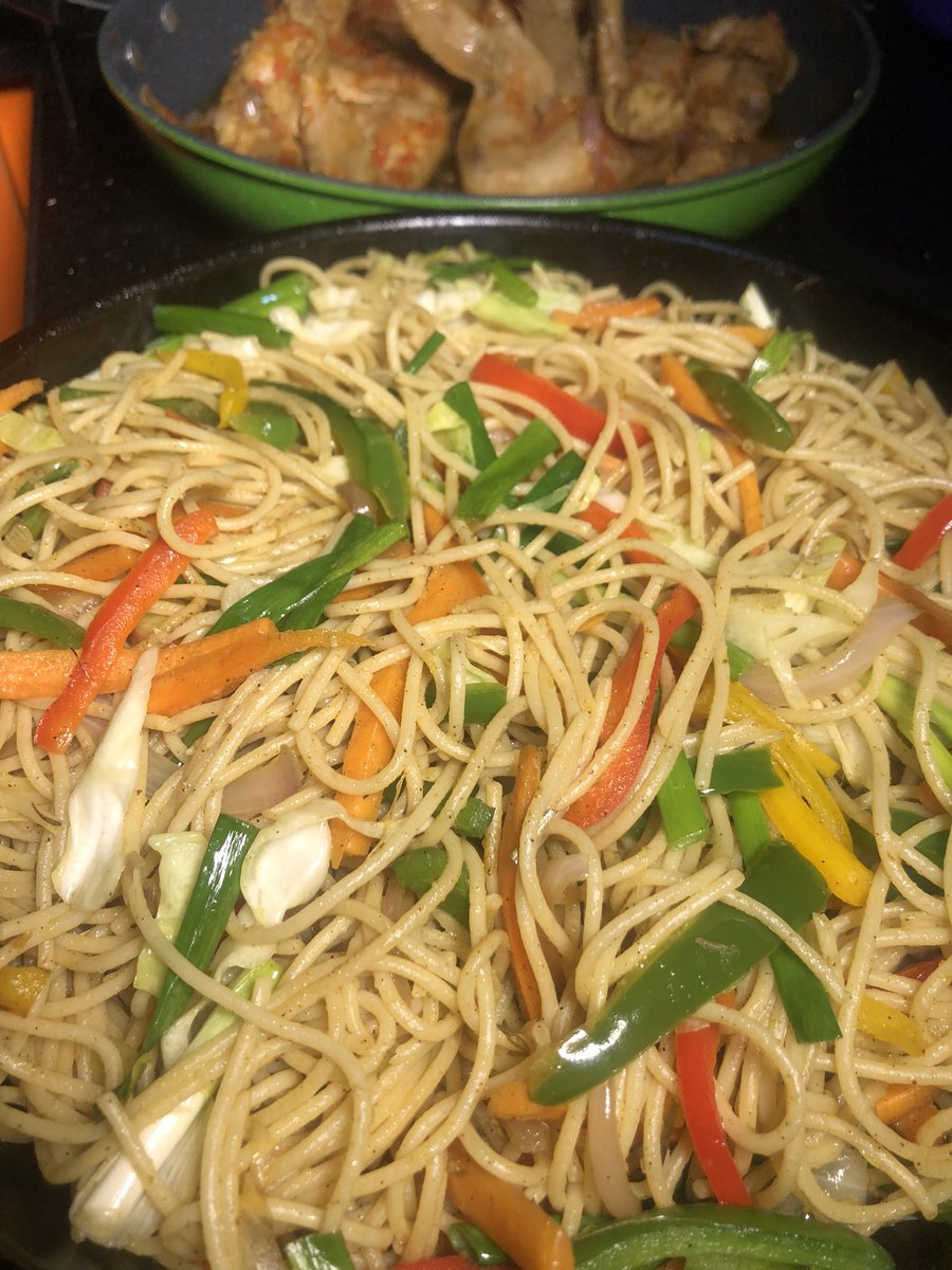 ChefDCookhouse's tweet image. Hi dearies. 🥳🥳🥳
It’s Thursday today meaning it’s throwback Thursday, lemme take you back to this stir fry spaghetti deliciousness I made earlier this week.
Please share what you think about this meal. Would you buy if I did a lunch pack of this with either chicken or turkey?