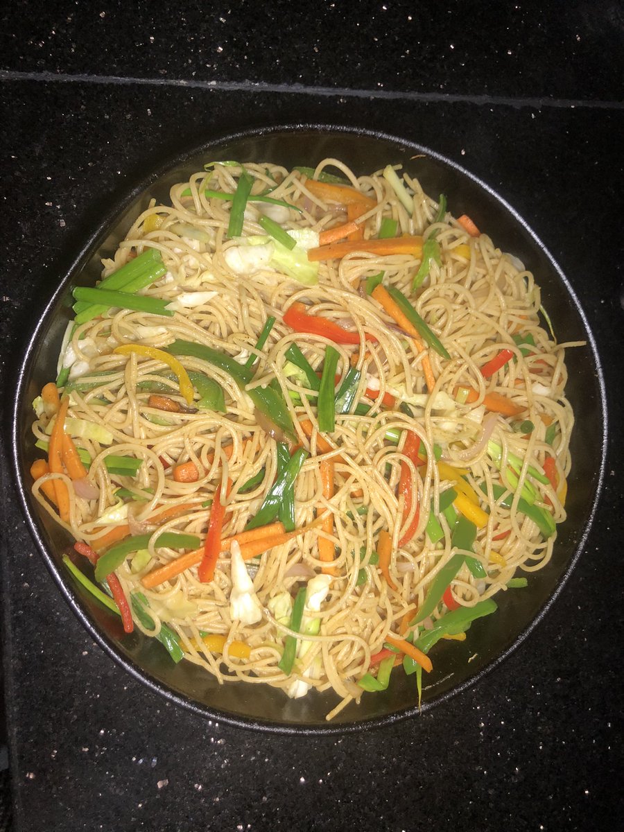 ChefDCookhouse's tweet image. Hi dearies. 🥳🥳🥳
It’s Thursday today meaning it’s throwback Thursday, lemme take you back to this stir fry spaghetti deliciousness I made earlier this week.
Please share what you think about this meal. Would you buy if I did a lunch pack of this with either chicken or turkey?