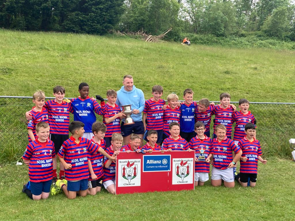 CastlehavenGAA's tweet photo. Congratulations to Scoil Naomh Bhride Union Hall on winning the Sciath na Scol final today in Dunmanway. Former pupil Brian Hurley presented the team with the cup . https://t.co/PbMnQKhzpU