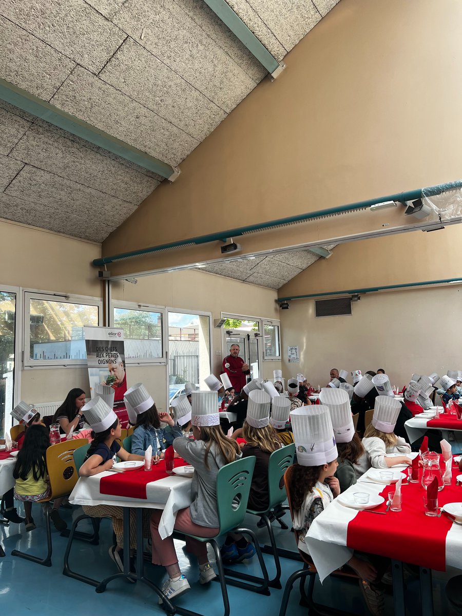 Hier s'est déroulé le dernier #TestConvives de l'année scolaire à l'école Paul Langevin, <a href="/VilledesLilas/">Ville des Lilas</a>. L'occasion pour nos 50 critiques d'un jour de tester nos nouvelles #recettes 🍛Les enfants ont pris leur rôle très à cœur et se sont régalés😋Retour en📸 #InnovationCulinaire