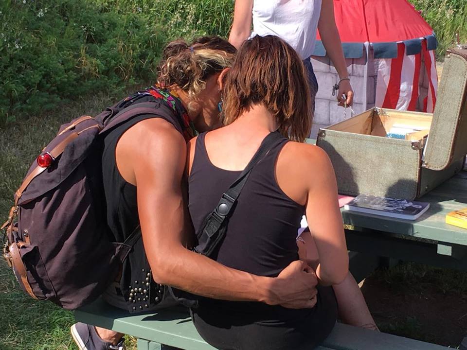 mmechoseraconte's tweet photo. En amoureux, en famille ou en solo, tous sont bienvenus à la biblio-plage de Mme Chose. Tout l'été, dès le 25 juin. #MmeChose #biblioplage #lecture #litteratie #litterature #Tadoussac #CôteNord #vacances2022 https://t.co/julsum0rlD