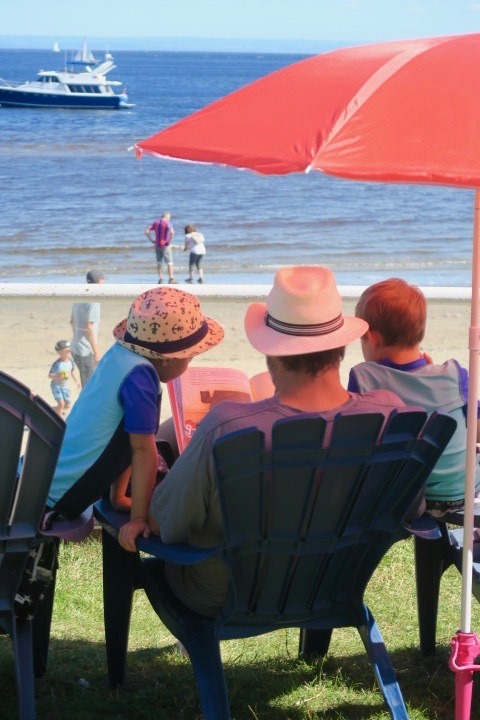 mmechoseraconte's tweet photo. En amoureux, en famille ou en solo, tous sont bienvenus à la biblio-plage de Mme Chose. Tout l'été, dès le 25 juin. #MmeChose #biblioplage #lecture #litteratie #litterature #Tadoussac #CôteNord #vacances2022 https://t.co/julsum0rlD