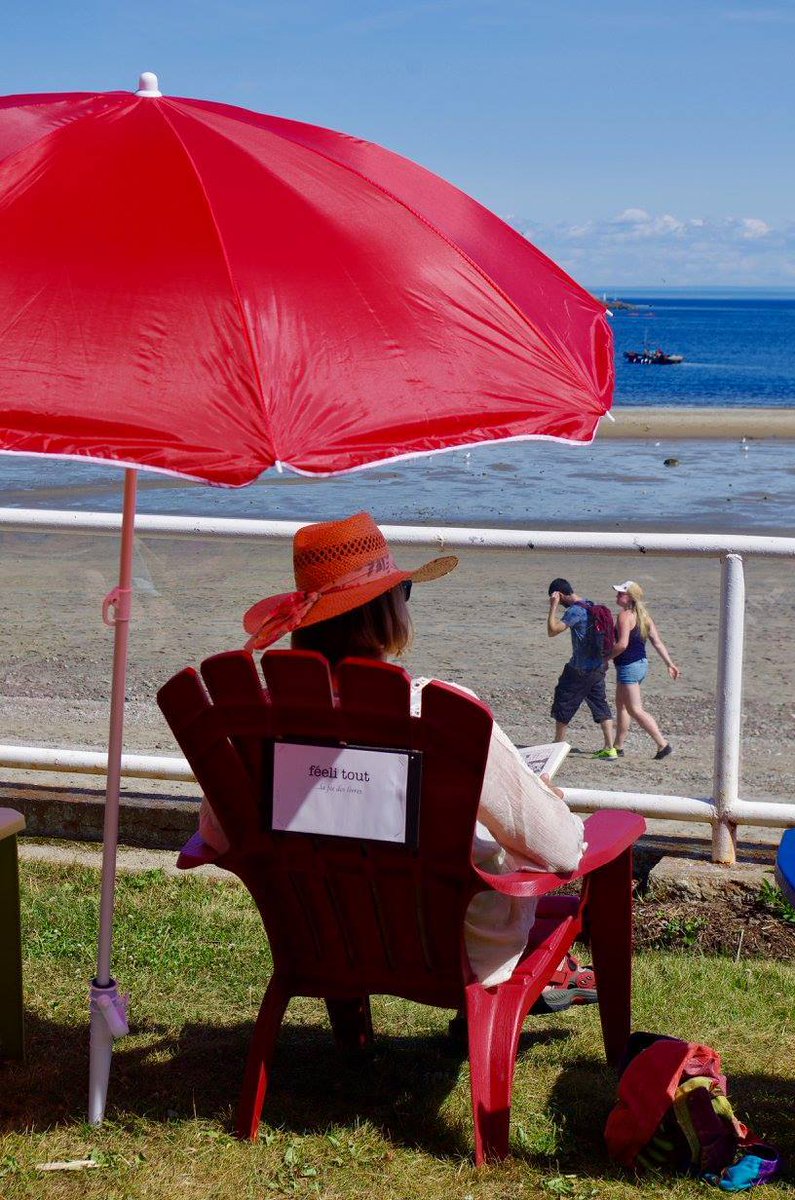 En amoureux, en famille ou en solo, tous sont bienvenus à la biblio-plage de Mme Chose. Tout l'été, dès le 25 juin. #MmeChose #biblioplage #lecture #litteratie #litterature #Tadoussac #CôteNord #vacances2022