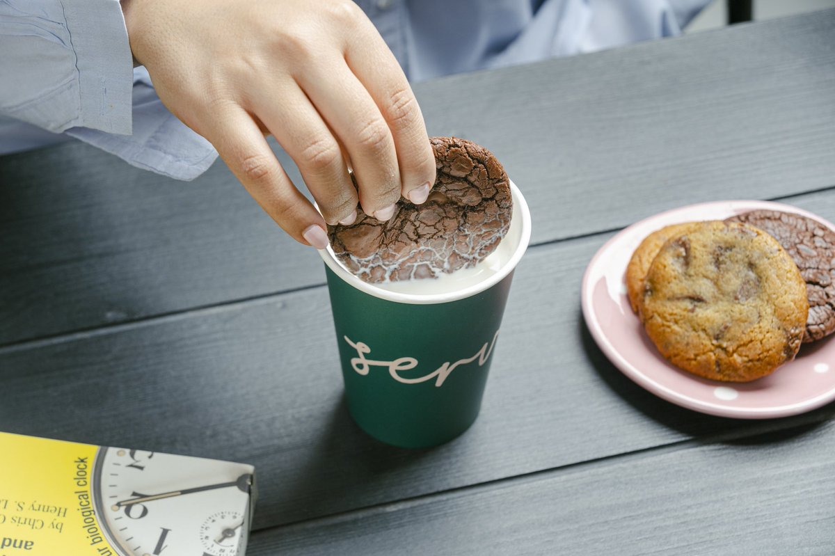 If you dunk your cookie in milk, raise your hand ✋🏼

اللي يغمس الكوكيز بالحليب يرفع ايده ✋🏼

#ServeBakery #Cake #Cookie #Milk #Dunk #Yum #Weekend #Childhood #Enjoy #سيرڤ #كوكيز #حليب #الكويت
