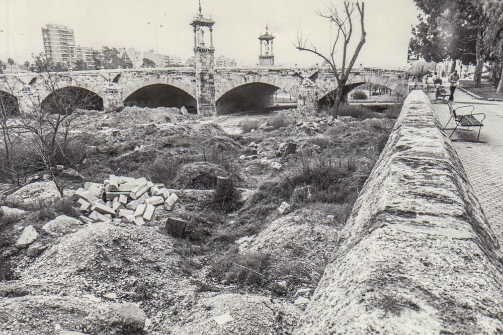 🌳35 años del Jardín del Turia

El gran pulmón verde de València se inauguró el 5 de junio de 1987

⬇ HILO con curiosidades, datos y muchas imágenes