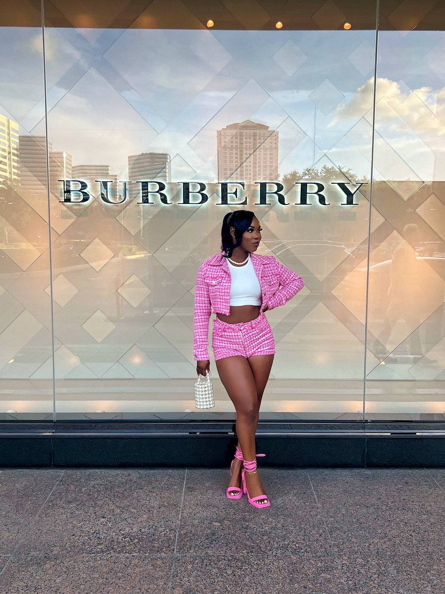 UndeniableLOVE7's tweet image. A Barbie but you can’t play with me.